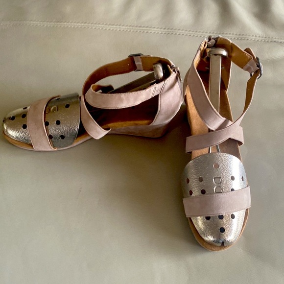 LUCKY BRAND |‎  Karston Wedge Beige Suede Sandal | Size 8.5/39 - Picture 4 of 14